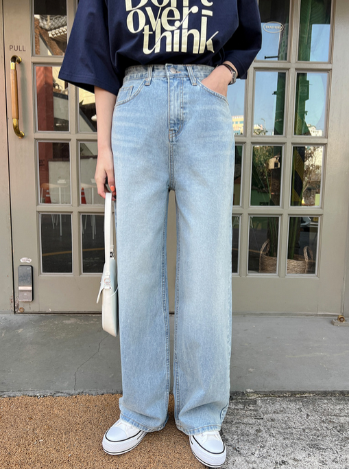 Wide-leg jeans in light blue